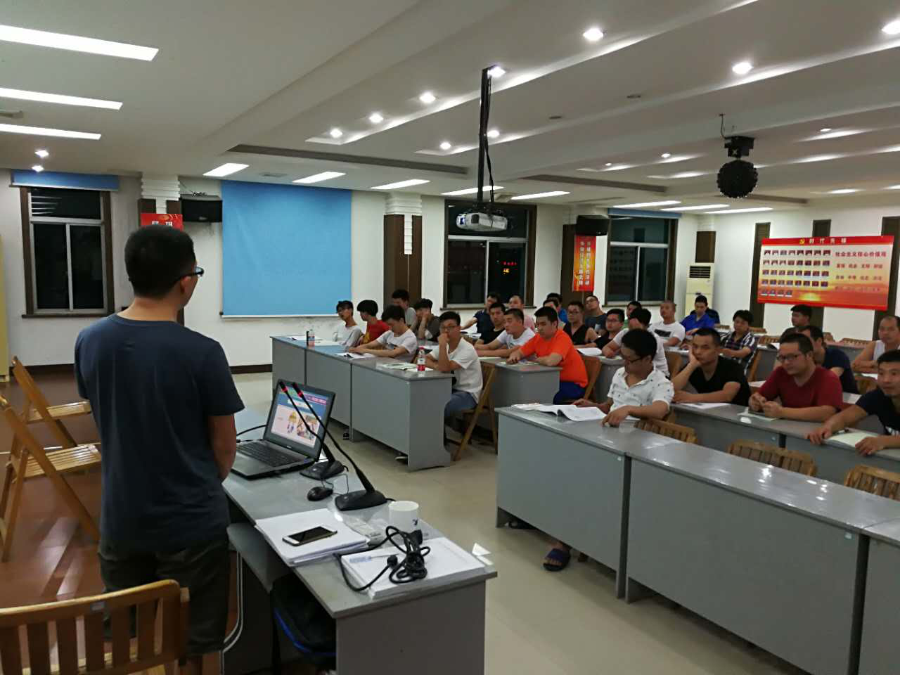浙江申发轴瓦有限公司车工理论培训现场